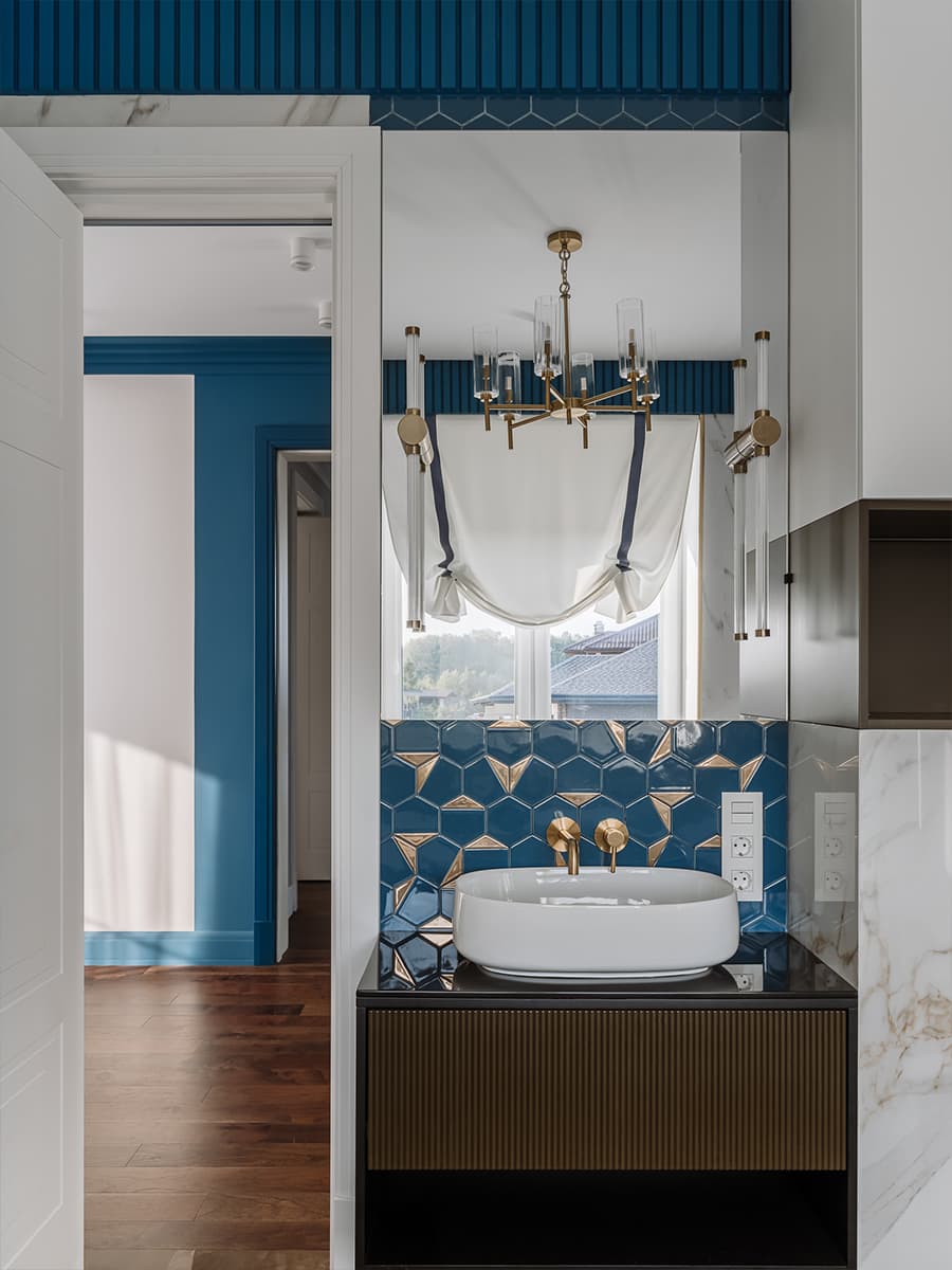 Авторские светильники, классические элементы и мозаика в интерьере дома с террасой — проект Натальи Балашовой