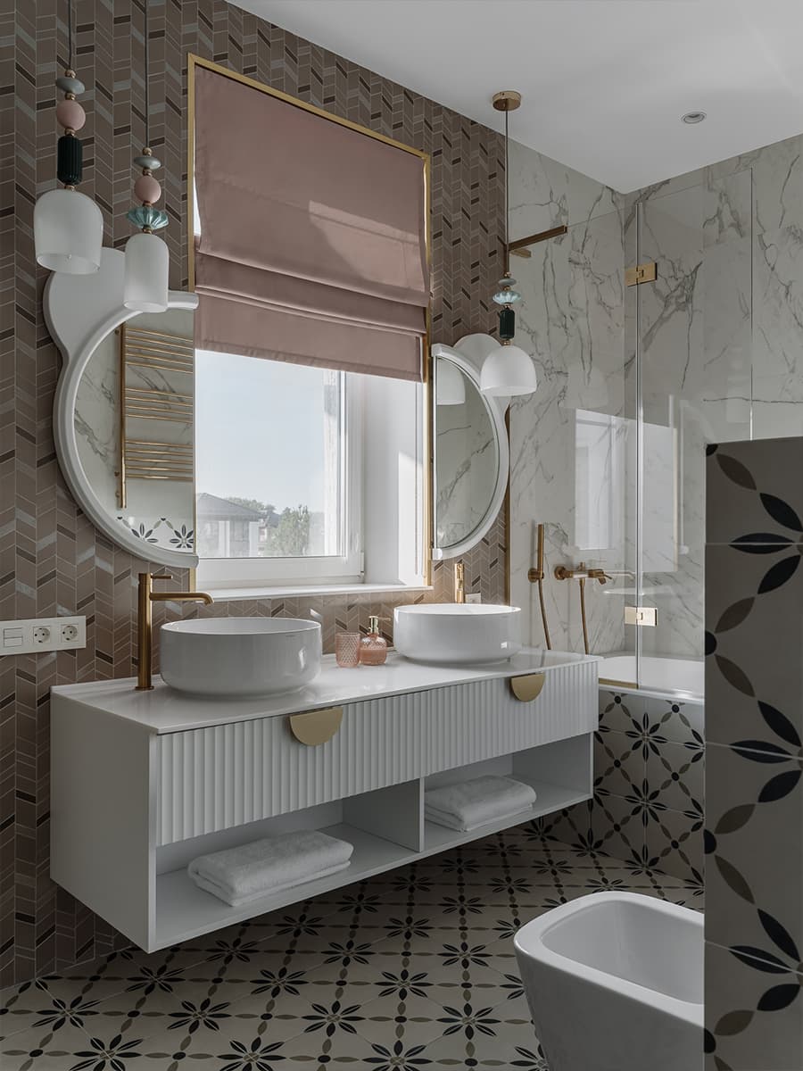 Авторские светильники, классические элементы и мозаика в интерьере дома с террасой — проект Натальи Балашовой