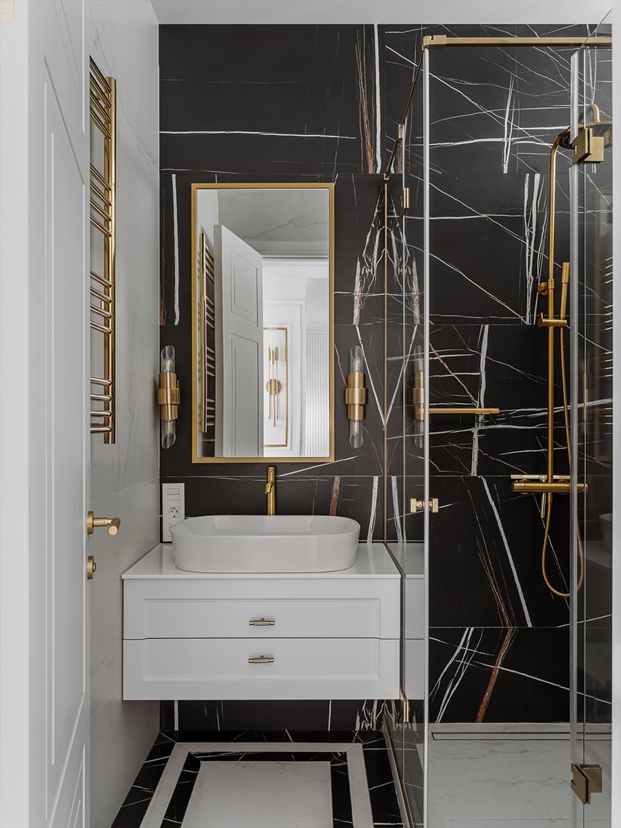 Авторские светильники, классические элементы и мозаика в интерьере дома с террасой — проект Натальи Балашовой