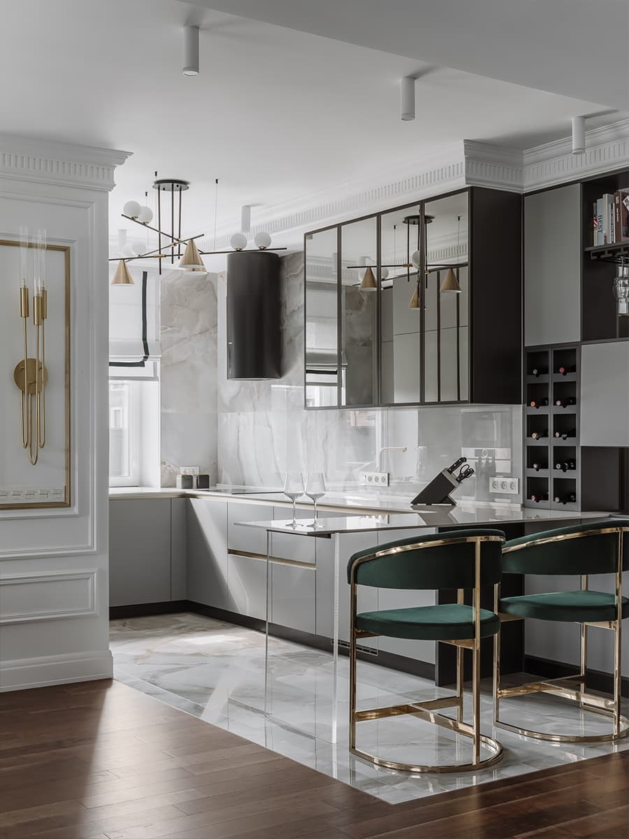 Авторские светильники, классические элементы и мозаика в интерьере дома с террасой — проект Натальи Балашовой