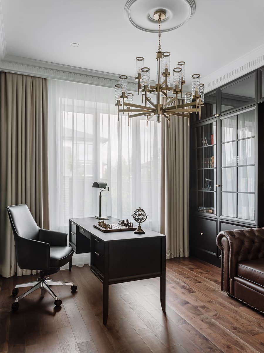 Авторские светильники, классические элементы и мозаика в интерьере дома с террасой — проект Натальи Балашовой