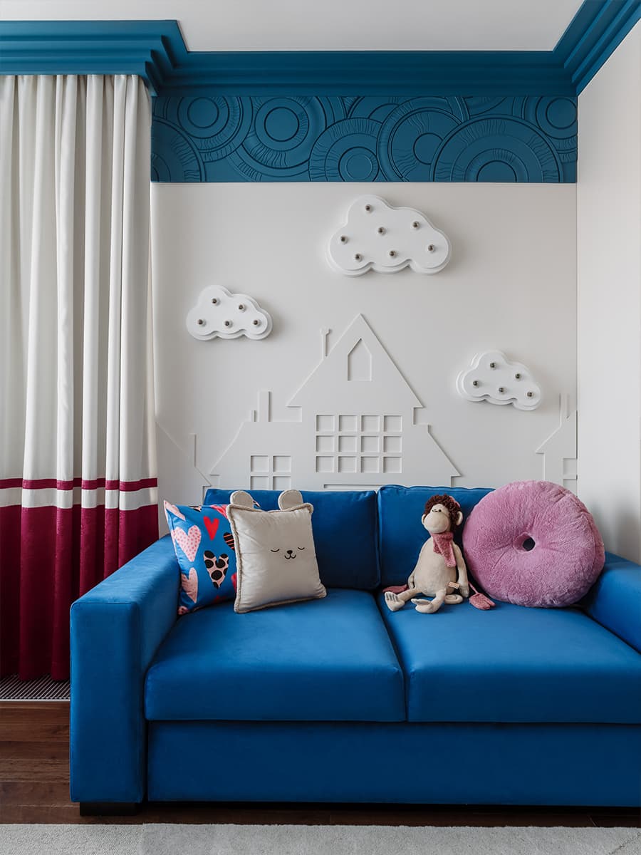 Авторские светильники, классические элементы и мозаика в интерьере дома с террасой — проект Натальи Балашовой