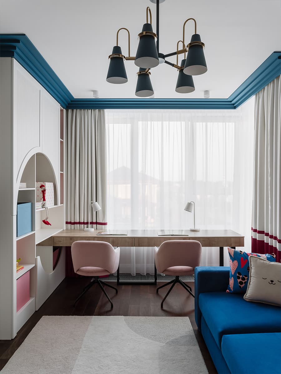 Авторские светильники, классические элементы и мозаика в интерьере дома с террасой — проект Натальи Балашовой