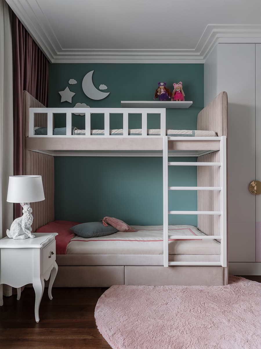 Авторские светильники, классические элементы и мозаика в интерьере дома с террасой — проект Натальи Балашовой