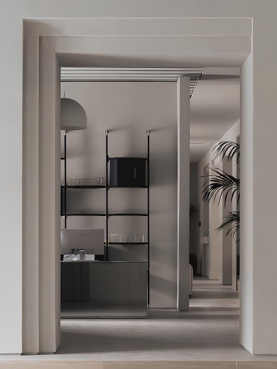 Стеклянная витрина с пилонами и экспозиции брендов в интерьерном салоне — проект бюро SINITSA