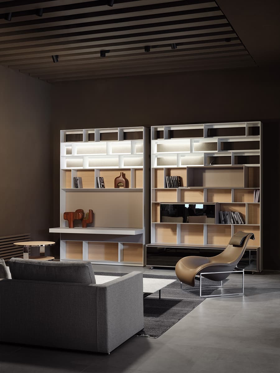 Стеклянная витрина с пилонами и экспозиции брендов в интерьерном салоне — проект бюро SINITSA