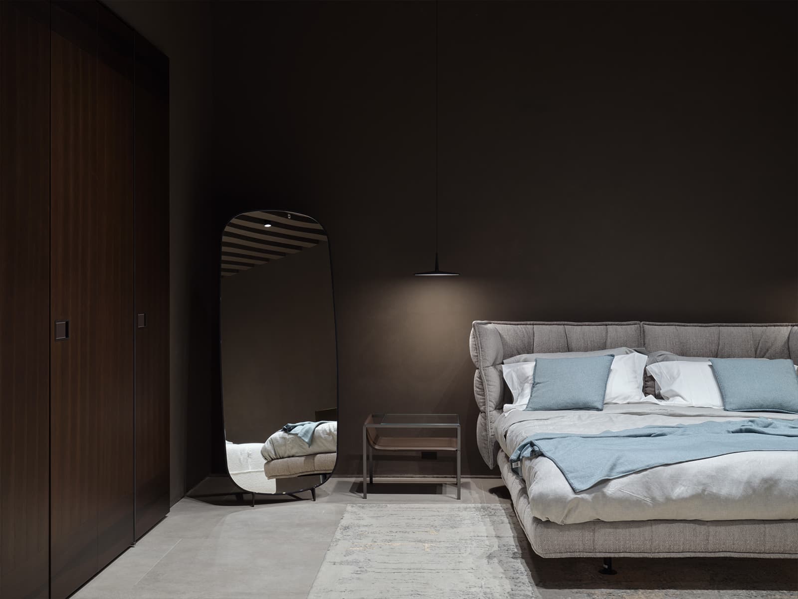 Стеклянная витрина с пилонами и экспозиции брендов в интерьерном салоне — проект бюро SINITSA