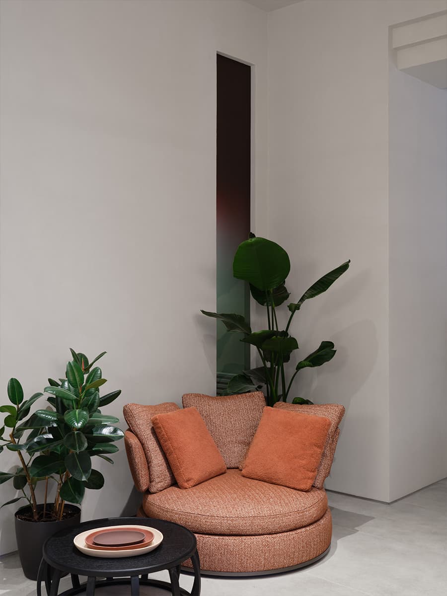 Стеклянная витрина с пилонами и экспозиции брендов в интерьерном салоне — проект бюро SINITSA