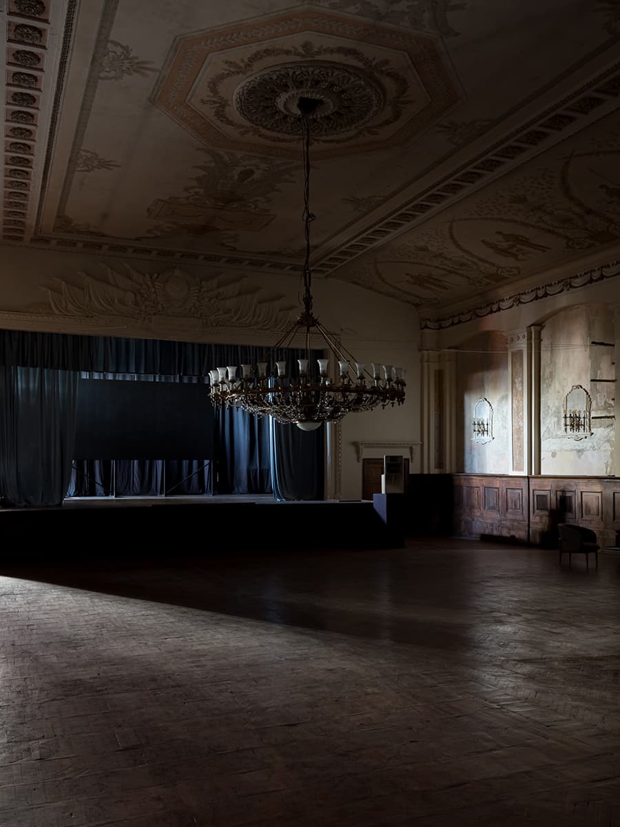 Винтажные люстры, сложная покраска стен и легкий флер Италии в Доме Культуры «Кристалл» — проект Натальи Обуховой