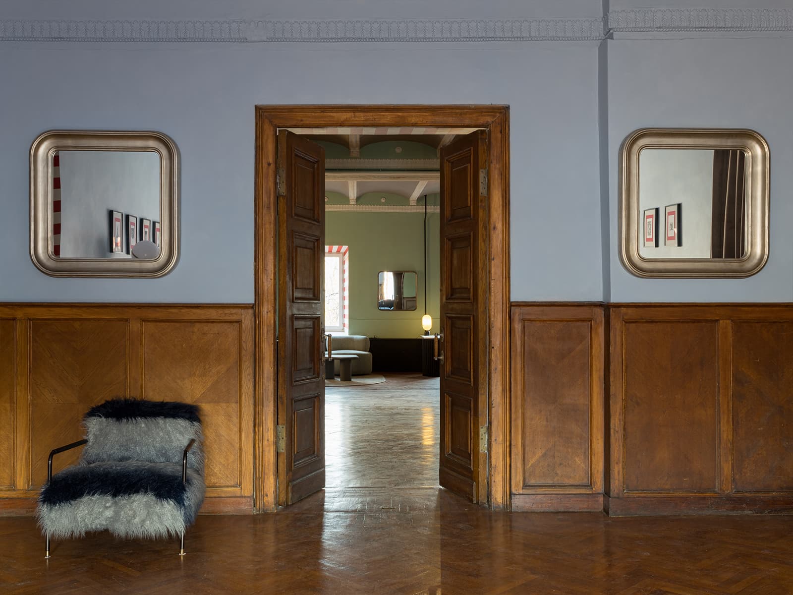 Винтажные люстры, сложная покраска стен и легкий флер Италии в Доме Культуры «Кристалл» — проект Натальи Обуховой