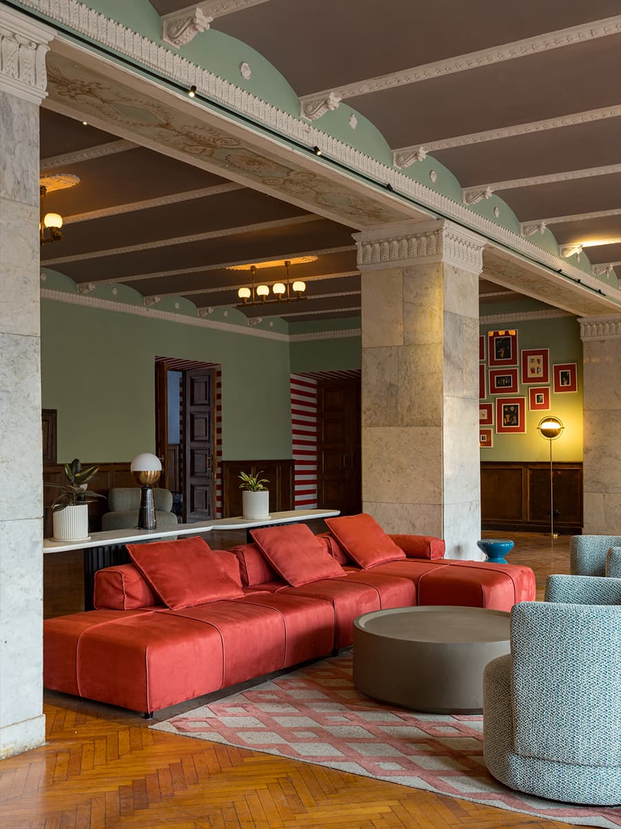 Винтажные люстры, сложная покраска стен и легкий флер Италии в Доме Культуры «Кристалл» — проект Натальи Обуховой