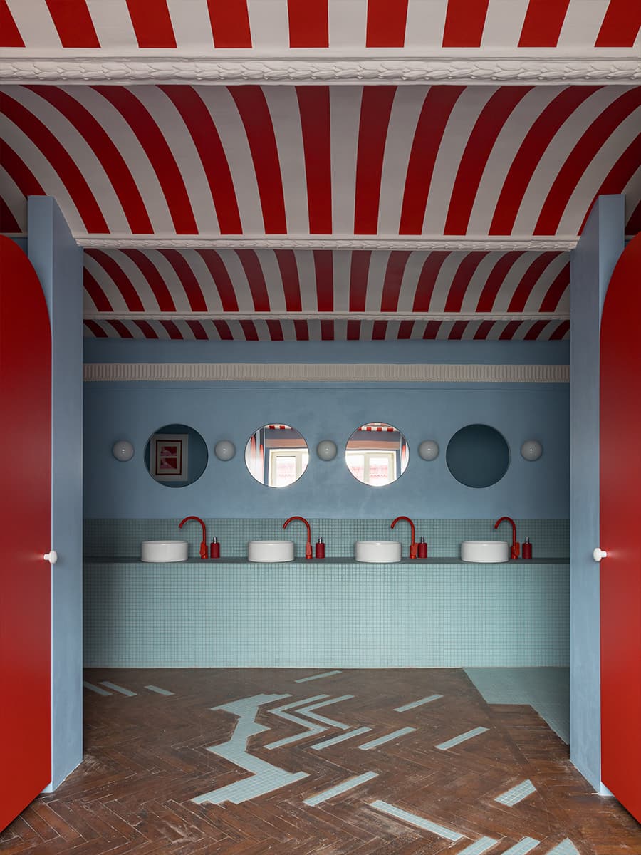 Винтажные люстры, сложная покраска стен и легкий флер Италии в Доме Культуры «Кристалл» — проект Натальи Обуховой