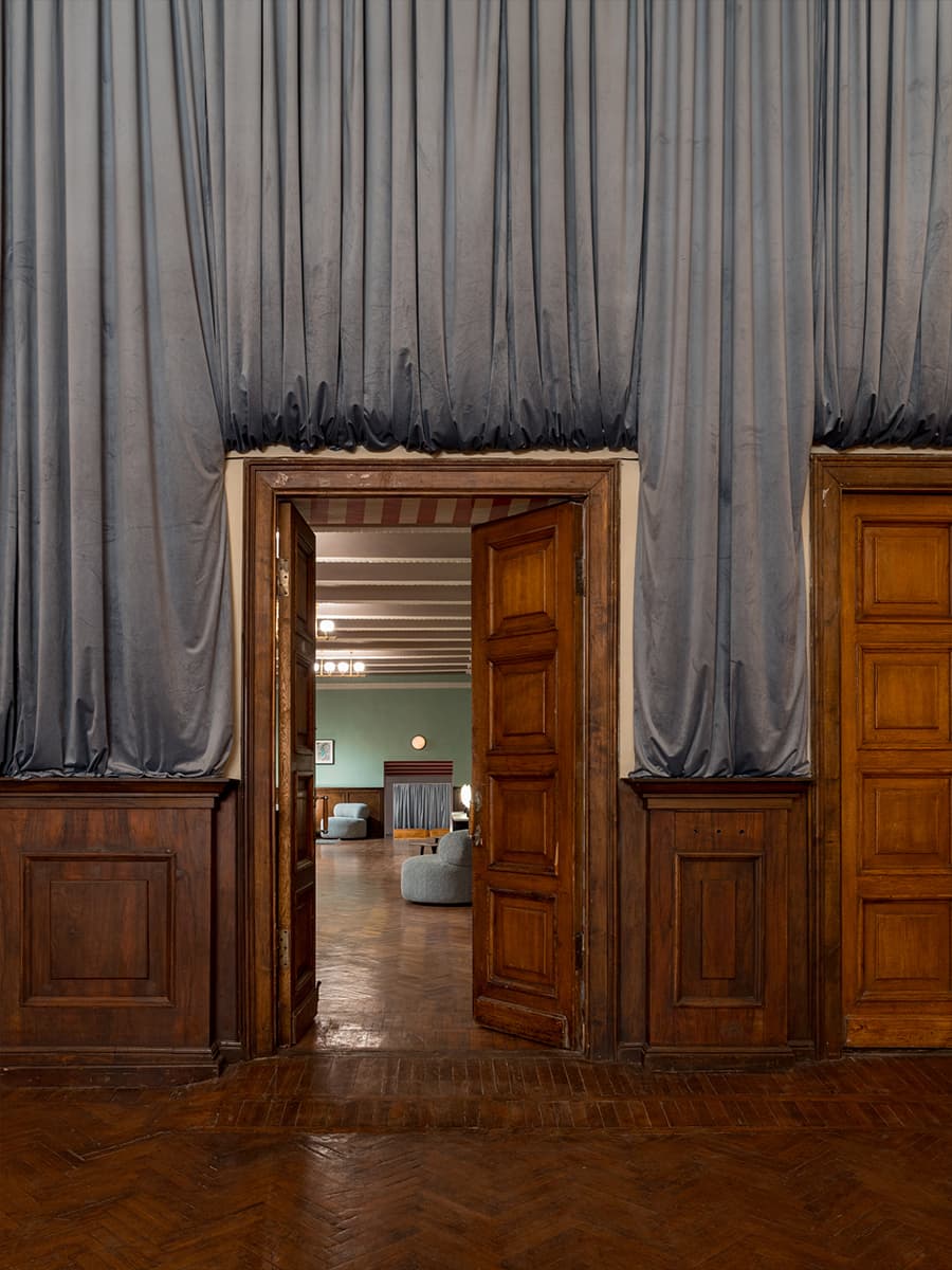 Винтажные люстры, сложная покраска стен и легкий флер Италии в Доме Культуры «Кристалл» — проект Натальи Обуховой