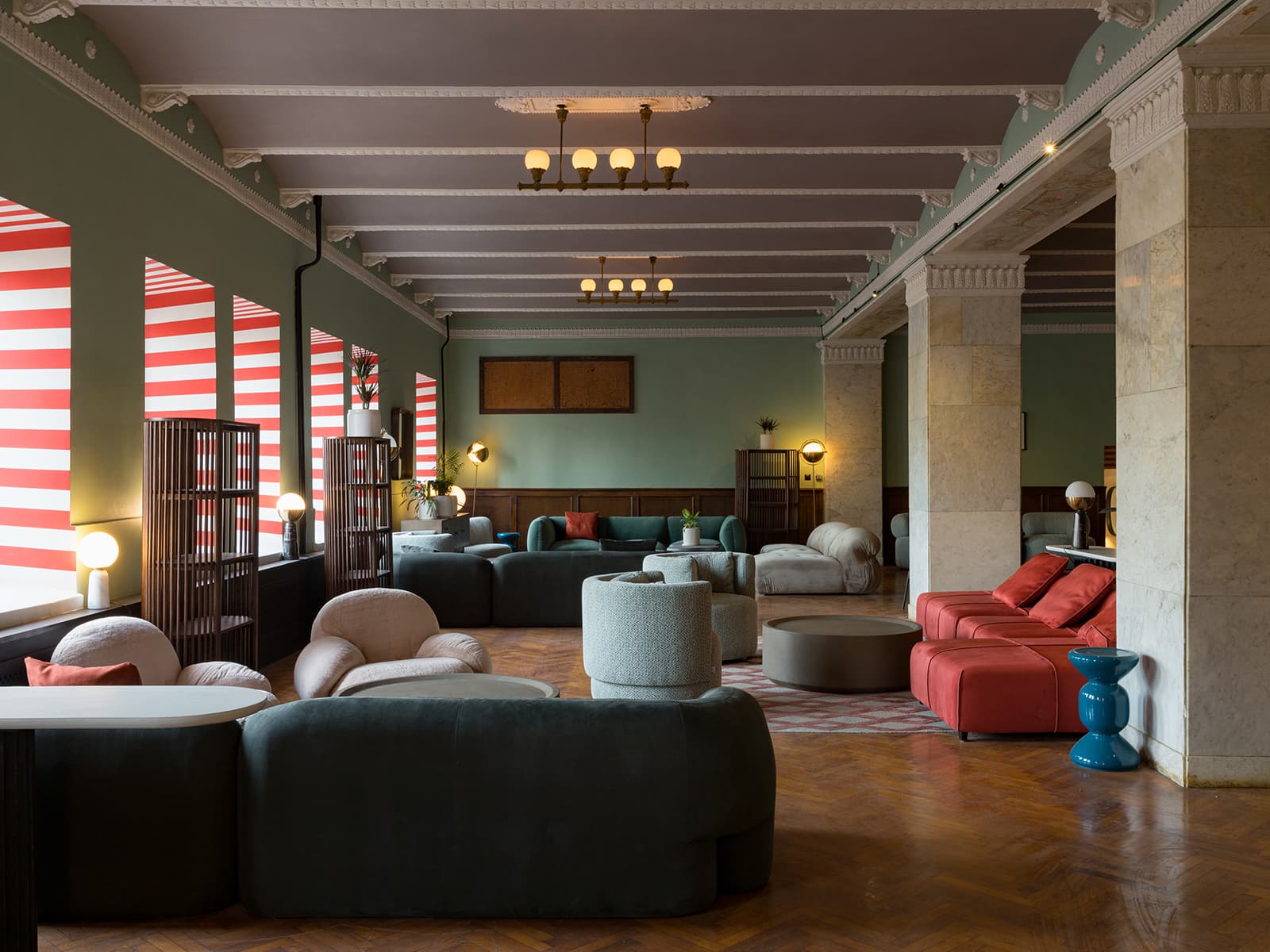 Винтажные люстры, сложная покраска стен и легкий флер Италии в Доме Культуры «Кристалл» — проект Натальи Обуховой