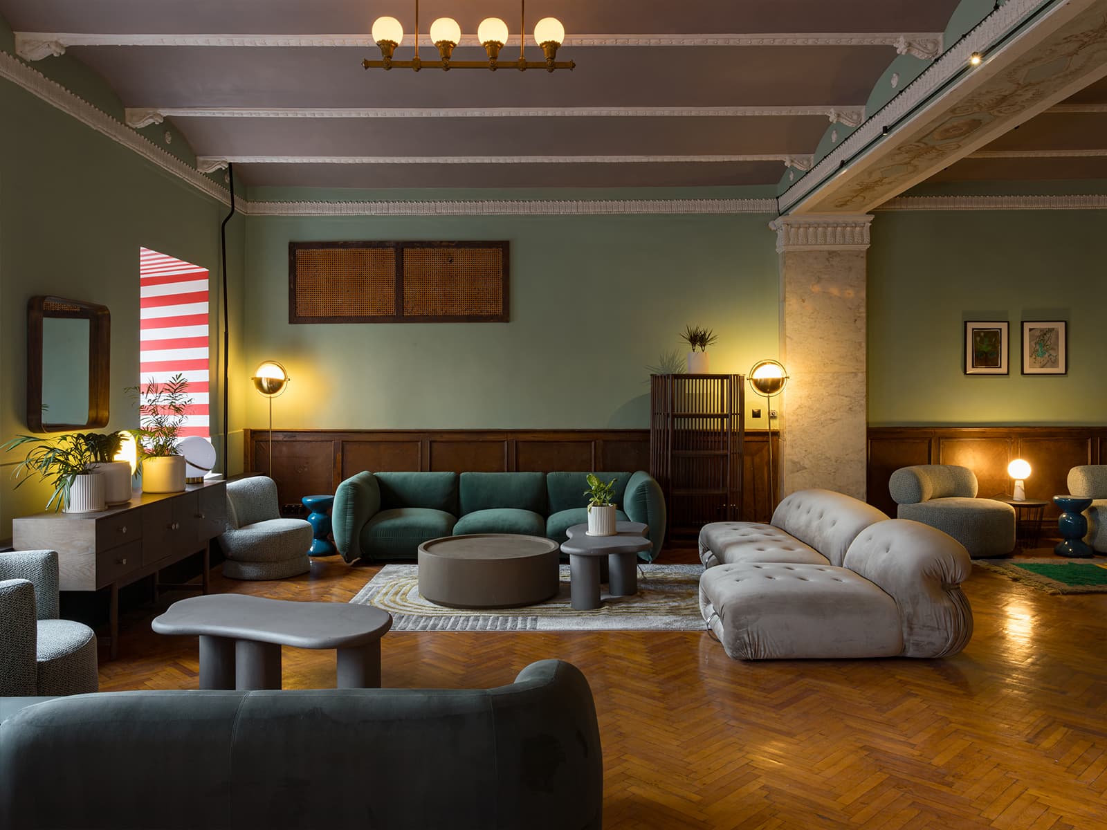 Винтажные люстры, сложная покраска стен и легкий флер Италии в Доме Культуры «Кристалл» — проект Натальи Обуховой