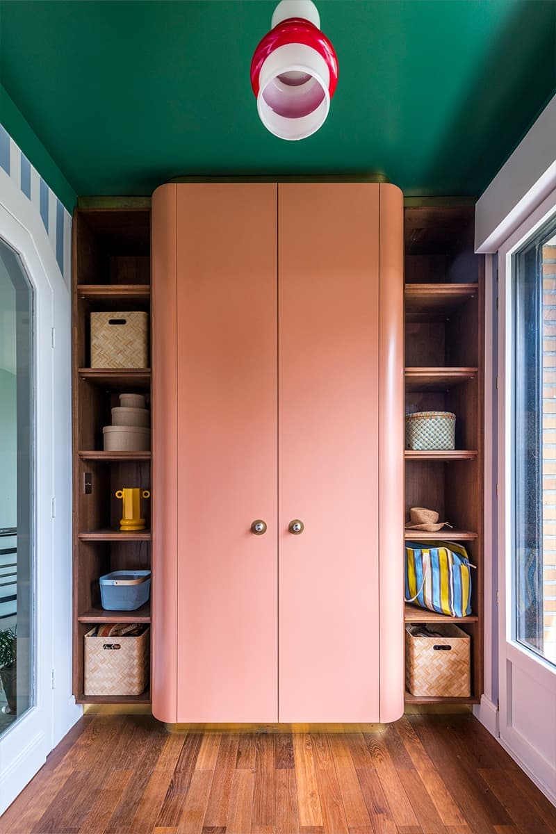 Отделка в стиле ар-деко, театральность и красочность в интерьере загородной виллы — проект бюро Dries Otten и Акселя Вертоммена