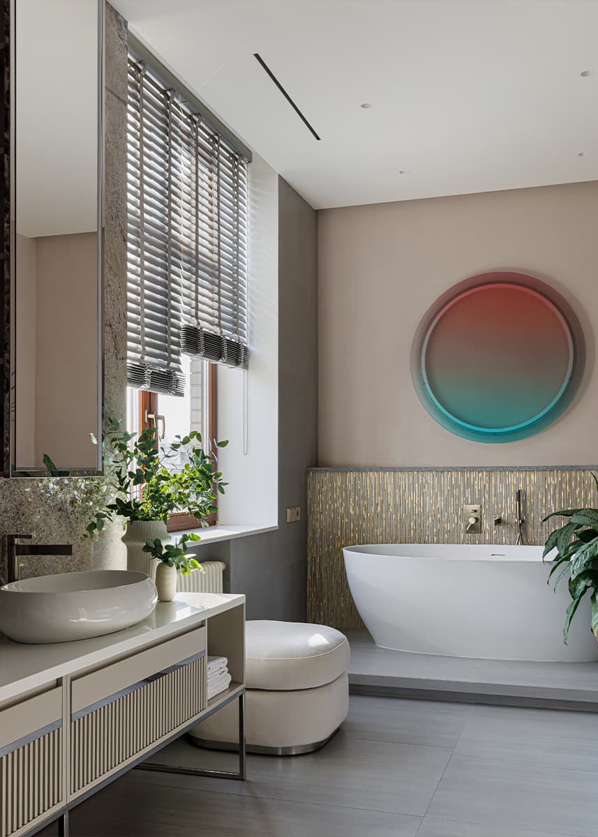 Элегантный подиум и оранжевые акценты в интерьере квартиры с «рассветной» палитрой — проект Brimmer Family Interiors