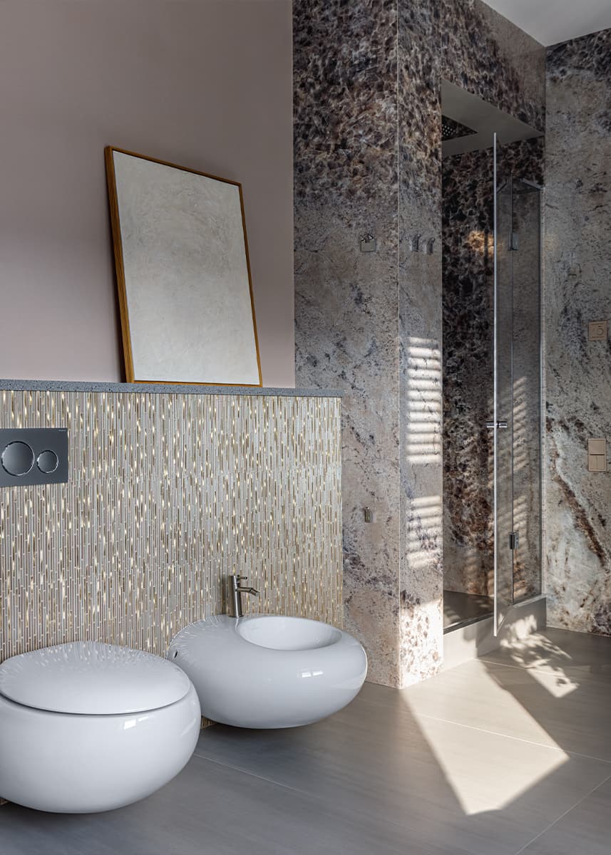 Элегантный подиум и оранжевые акценты в интерьере квартиры с «рассветной» палитрой — проект Brimmer Family Interiors