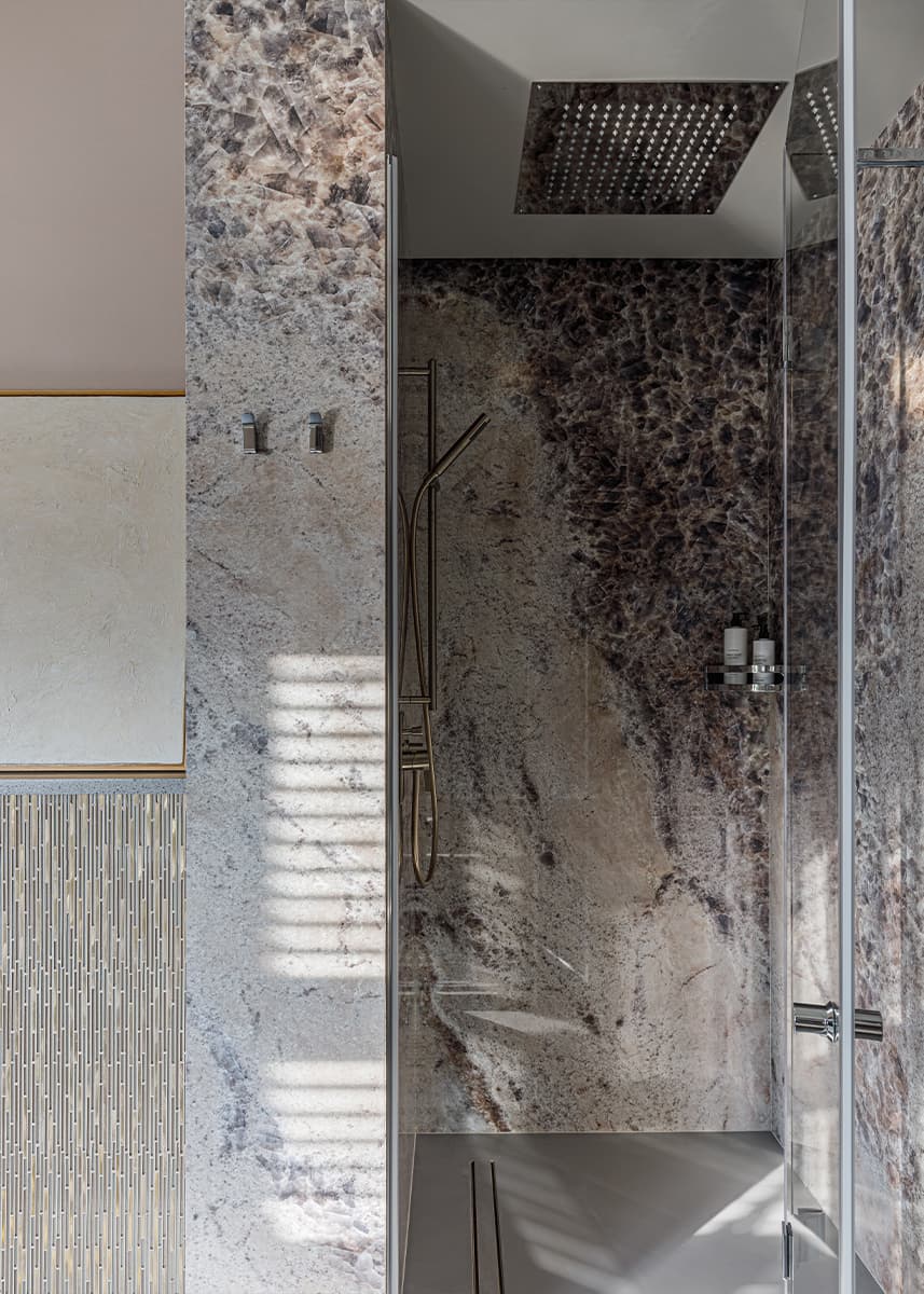 Элегантный подиум и оранжевые акценты в интерьере квартиры с «рассветной» палитрой — проект Brimmer Family Interiors