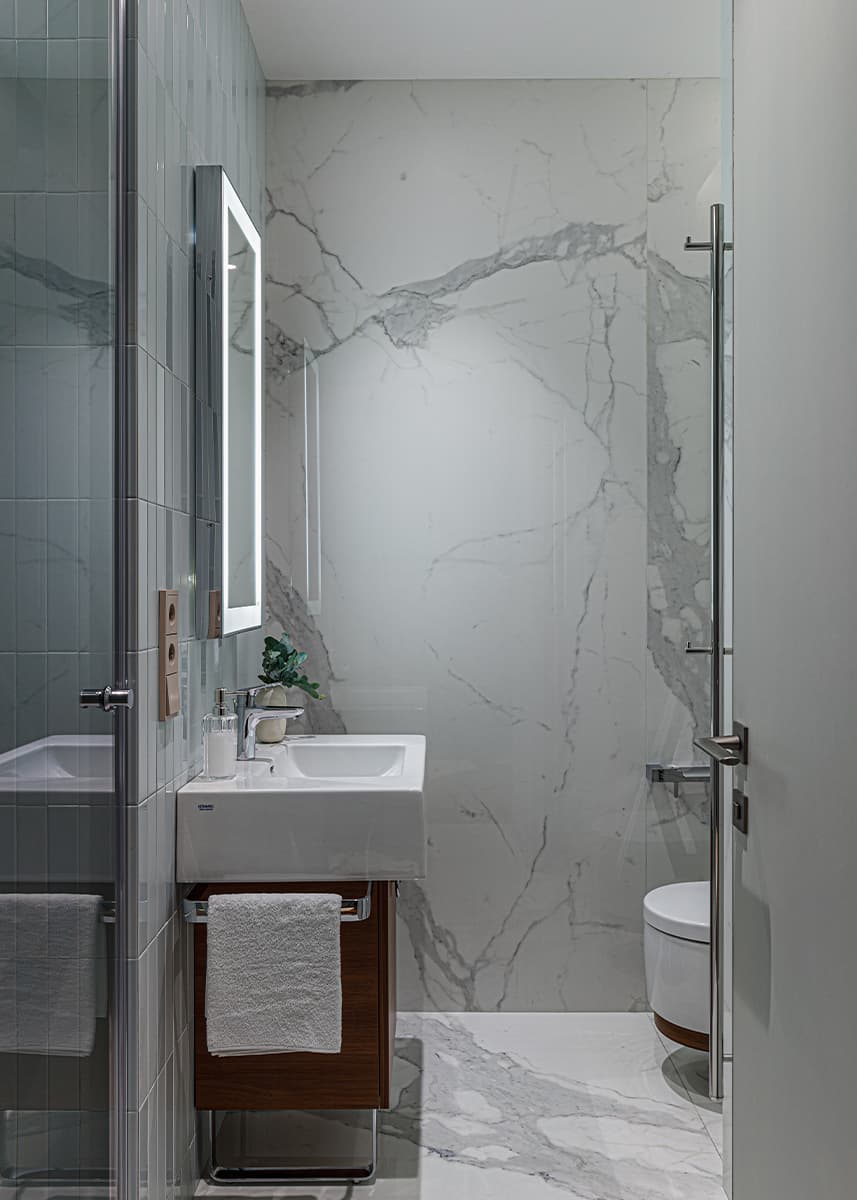 Элегантный подиум и оранжевые акценты в интерьере квартиры с «рассветной» палитрой — проект Brimmer Family Interiors