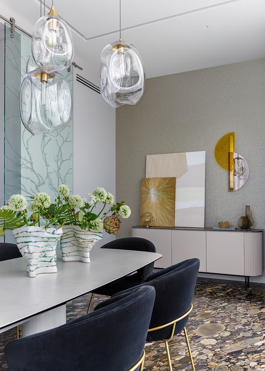 Элегантный подиум и оранжевые акценты в интерьере квартиры с «рассветной» палитрой — проект Brimmer Family Interiors