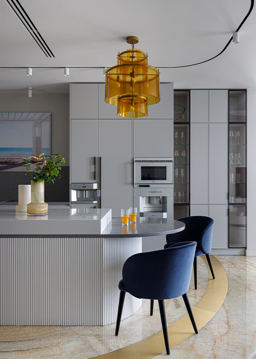 Элегантный подиум и оранжевые акценты в интерьере квартиры с «рассветной» палитрой — проект Brimmer Family Interiors