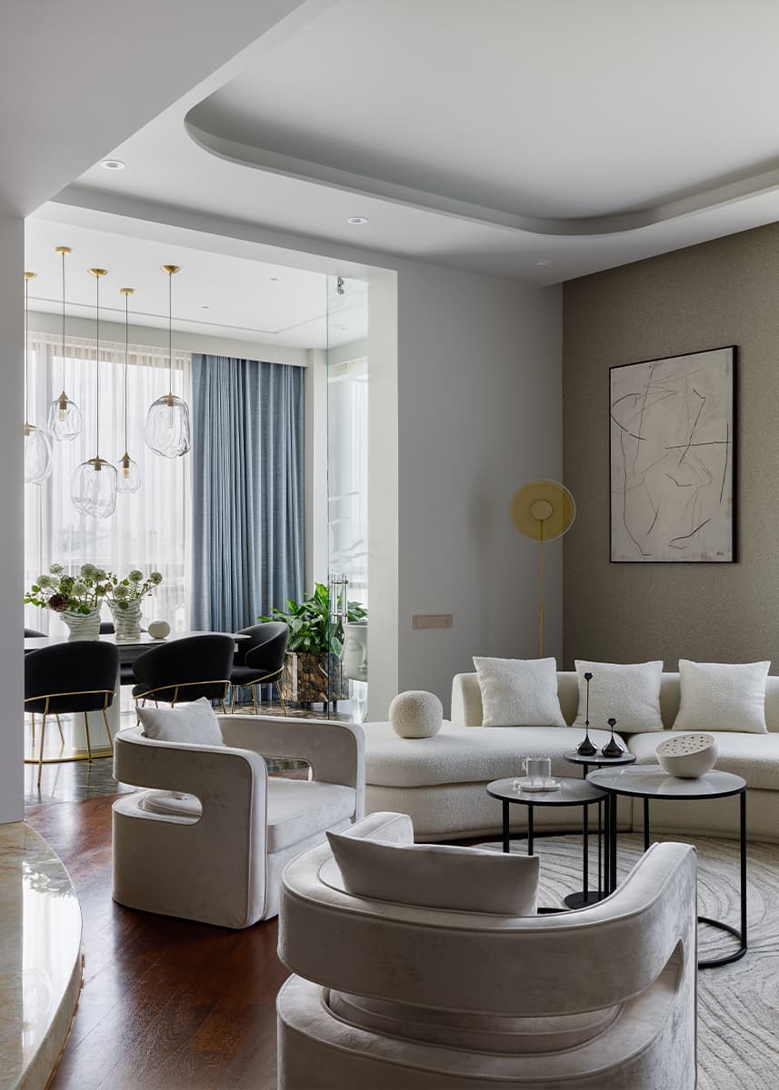 Элегантный подиум и оранжевые акценты в интерьере квартиры с «рассветной» палитрой — проект Brimmer Family Interiors