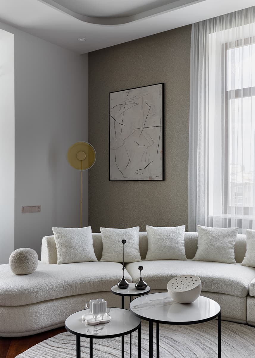 Элегантный подиум и оранжевые акценты в интерьере квартиры с «рассветной» палитрой — проект Brimmer Family Interiors