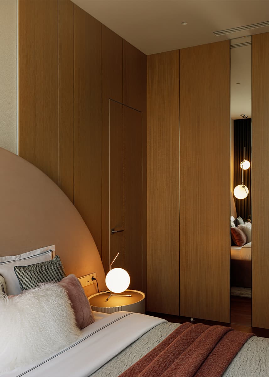 Элегантный подиум и оранжевые акценты в интерьере квартиры с «рассветной» палитрой — проект Brimmer Family Interiors