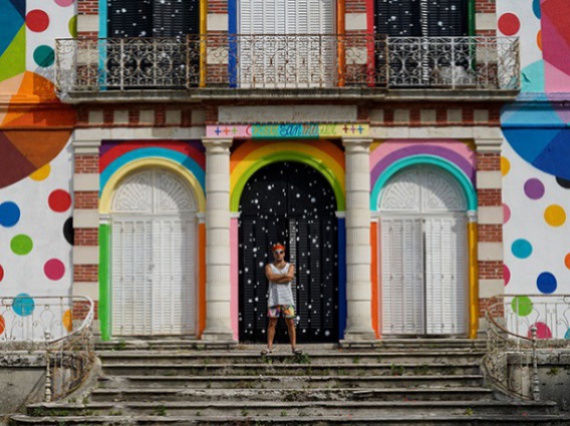 Испанский художник раскрасил французский особняк XIX века