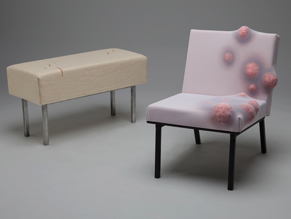 Мебель Дэнни Приятна отражает несовершенства человеческого тела