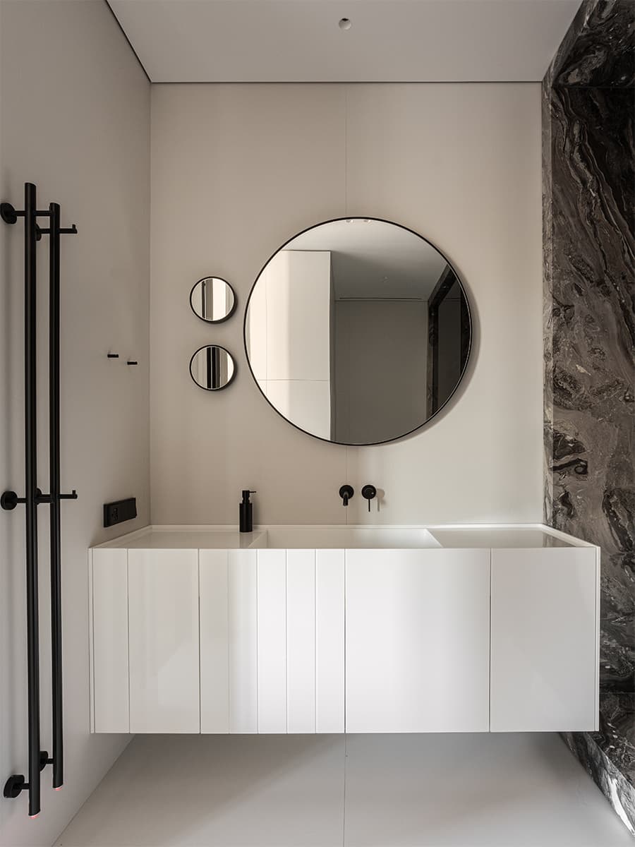 Цветные порталы, керамогранит и уютная лоджия в интерьере семейной квартиры в Воронеже — проект Екатерины Мищенко