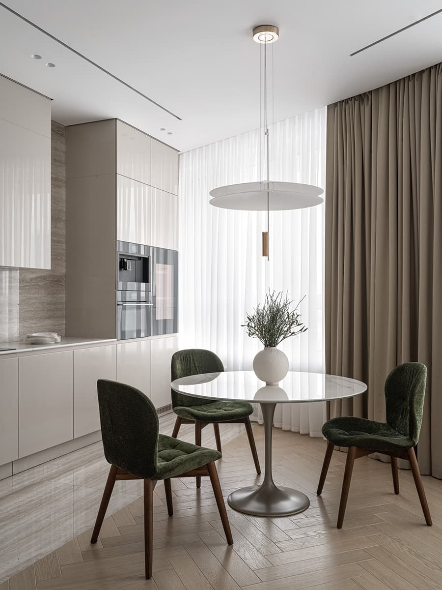 Глянцевые фактуры кухни и зеленые акценты в интерьере семейной квартиры — проект Bespace Studio