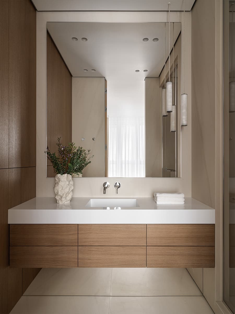 Глянцевые фактуры кухни и зеленые акценты в интерьере семейной квартиры — проект Bespace Studio