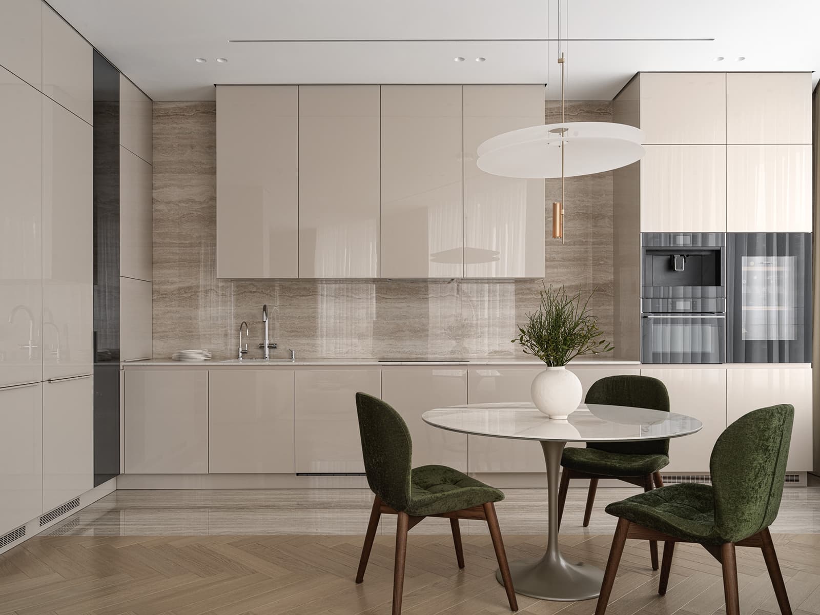 Глянцевые фактуры кухни и зеленые акценты в интерьере семейной квартиры — проект Bespace Studio