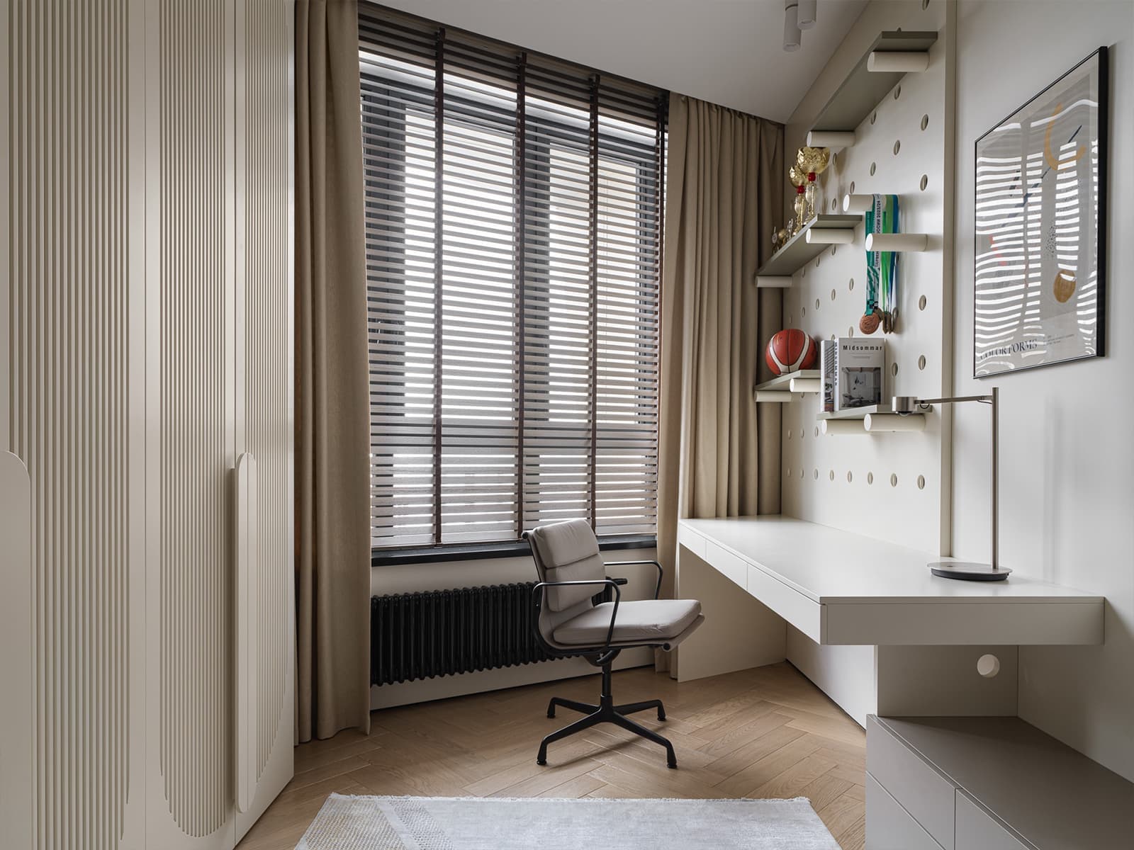 Глянцевые фактуры кухни и зеленые акценты в интерьере семейной квартиры — проект Bespace Studio