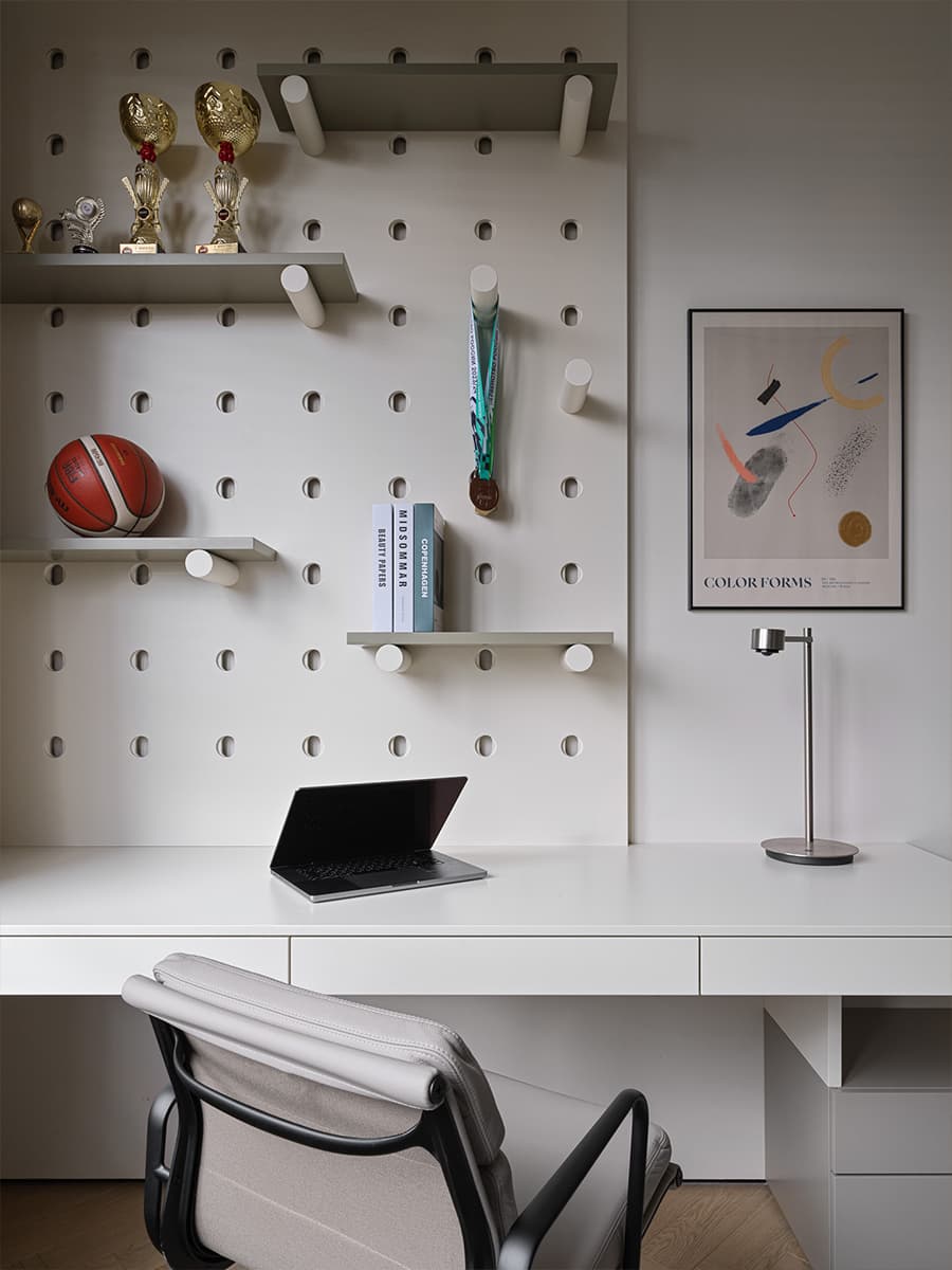 Глянцевые фактуры кухни и зеленые акценты в интерьере семейной квартиры — проект Bespace Studio