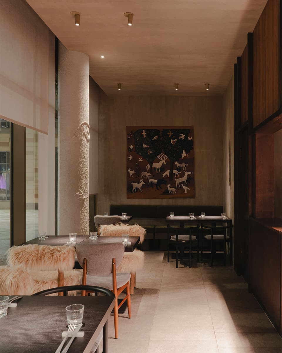 Панно в духе картин Нико Пиросмани и меховые стулья в интерьере грузинского ресторана — проект KIDZ
