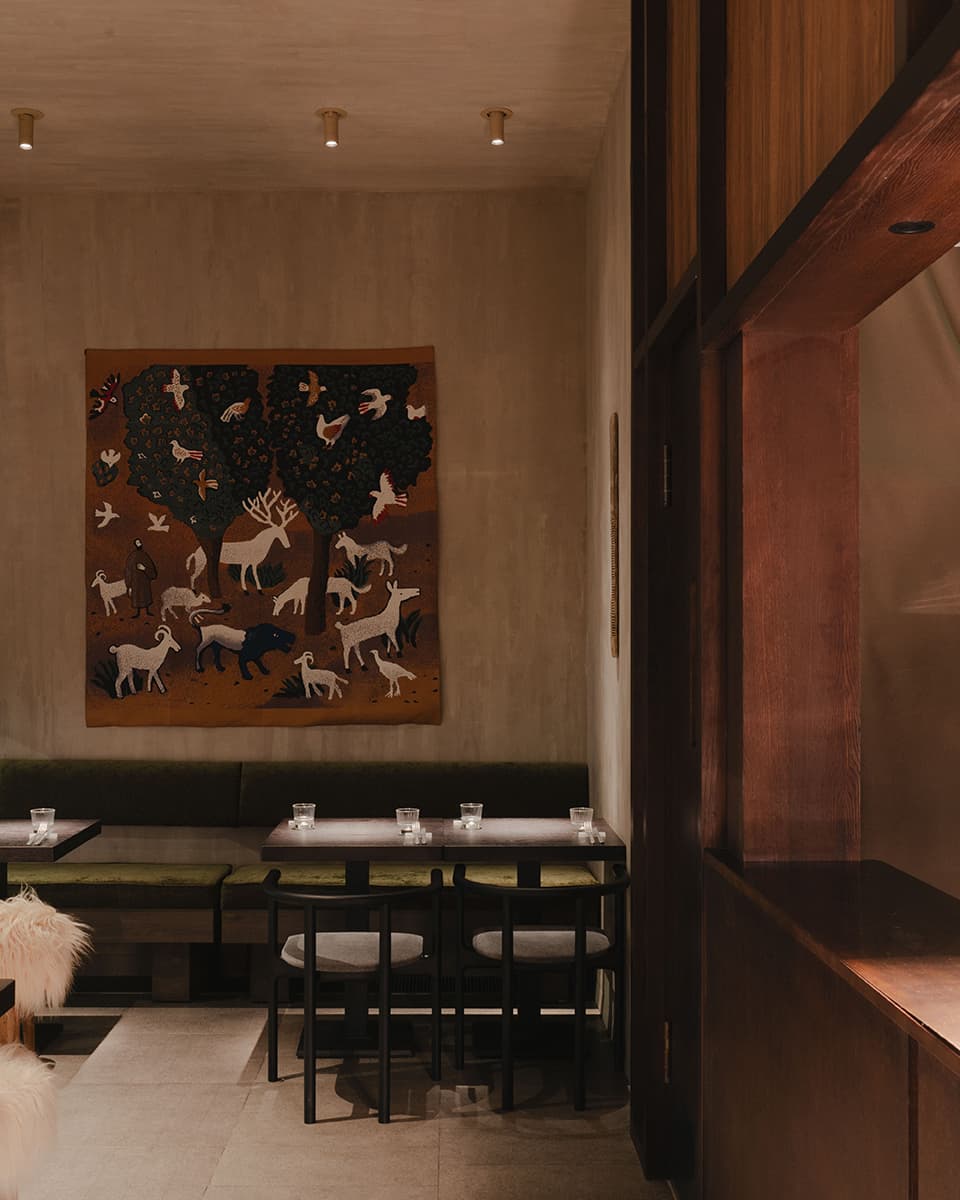 Панно в духе картин Нико Пиросмани и меховые стулья в интерьере грузинского ресторана — проект KIDZ