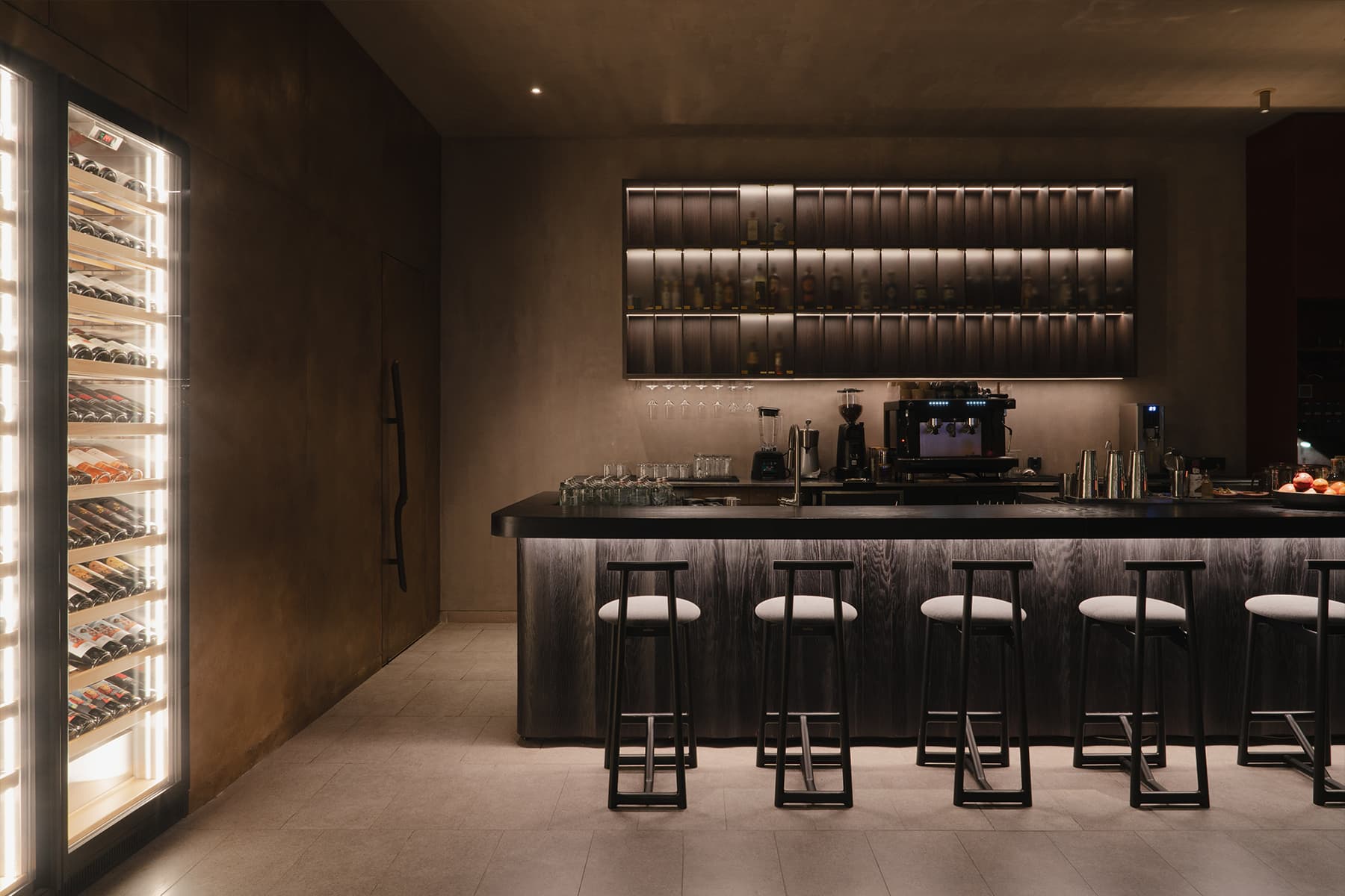 Панно в духе картин Нико Пиросмани и меховые стулья в интерьере грузинского ресторана — проект KIDZ