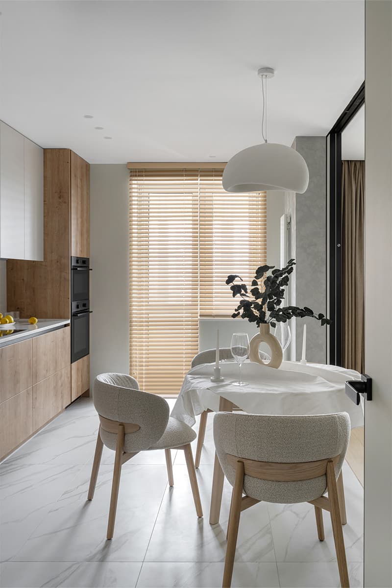 Рельефная стеклянная перегородка, деревянные элементы и светильник ручной работы в интерьере квартиры для брата и сестры — проект бюро BUREAU LOLO