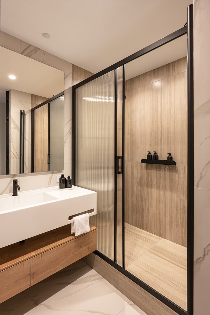 Рельефная стеклянная перегородка, деревянные элементы и светильник ручной работы в интерьере квартиры для брата и сестры — проект бюро BUREAU LOLO