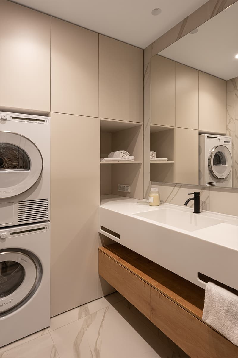 Рельефная стеклянная перегородка, деревянные элементы и светильник ручной работы в интерьере квартиры для брата и сестры — проект бюро BUREAU LOLO