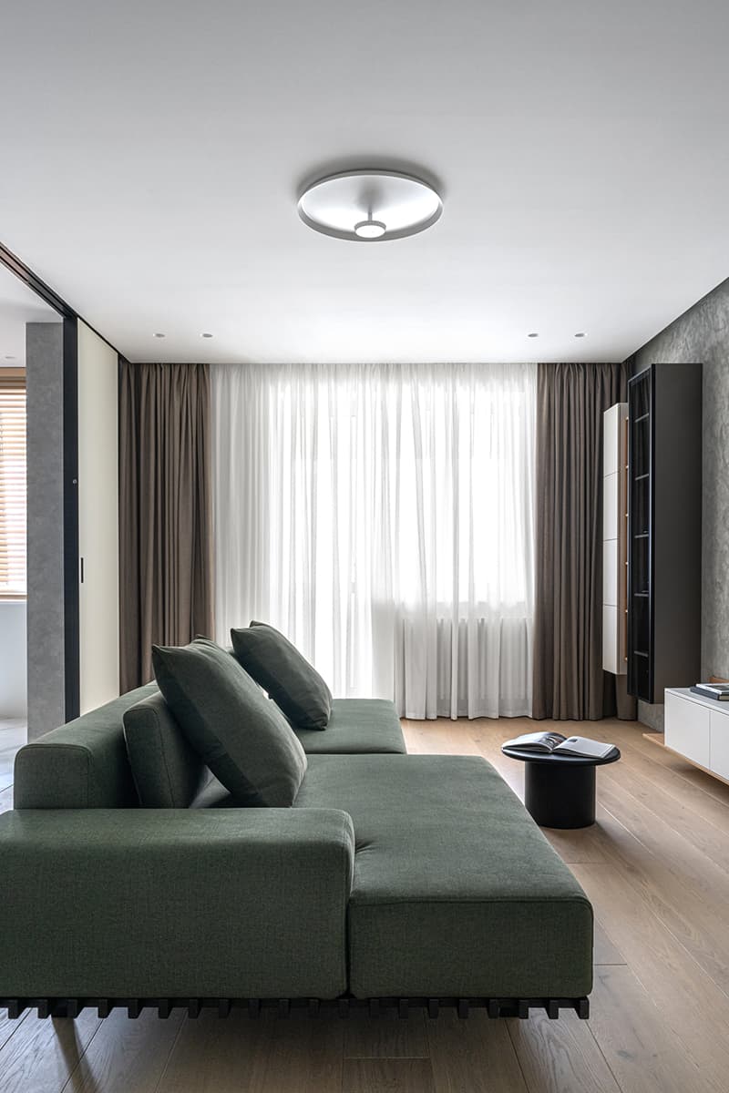 Рельефная стеклянная перегородка, деревянные элементы и светильник ручной работы в интерьере квартиры для брата и сестры — проект бюро BUREAU LOLO