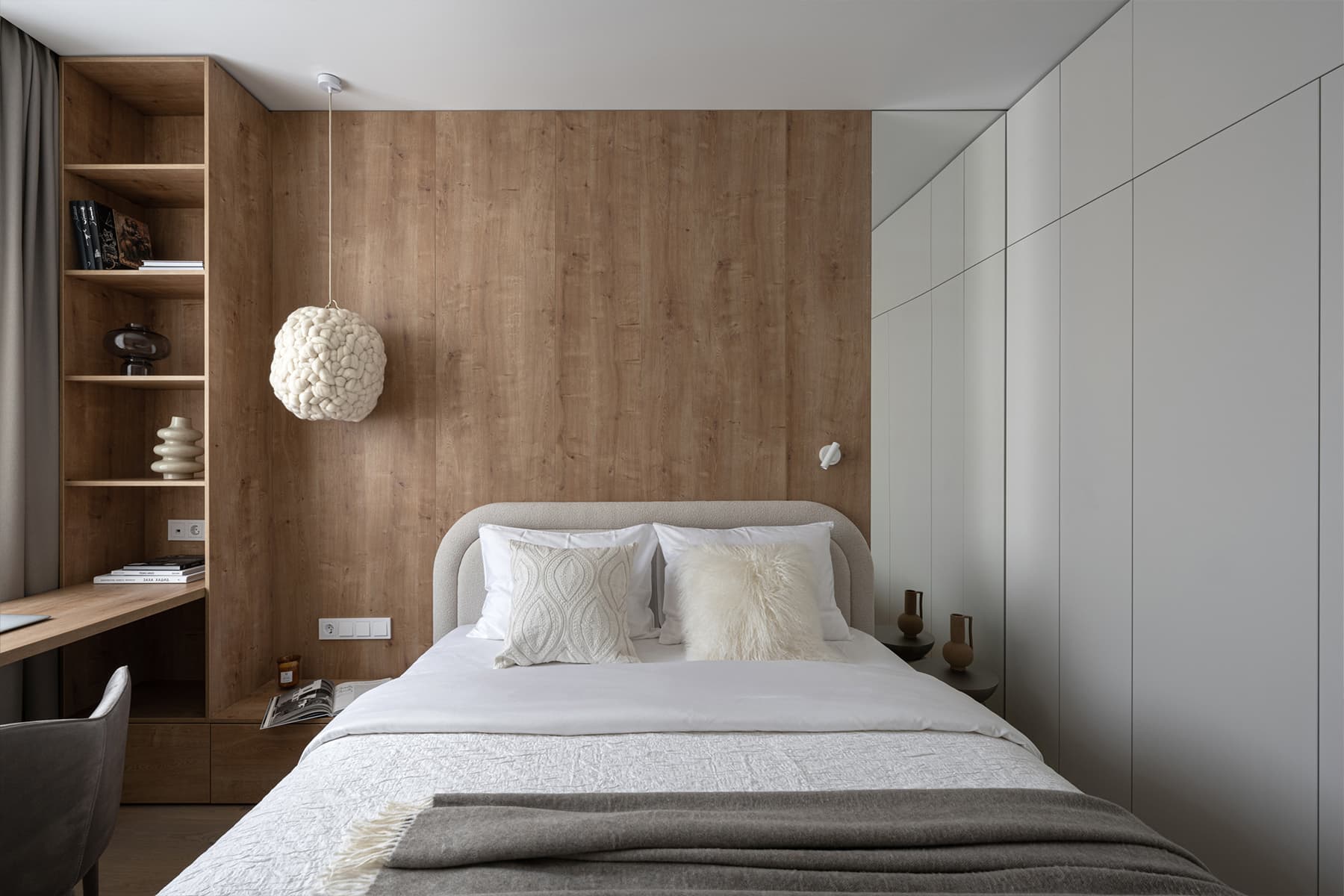 Рельефная стеклянная перегородка, деревянные элементы и светильник ручной работы в интерьере квартиры для брата и сестры — проект бюро BUREAU LOLO