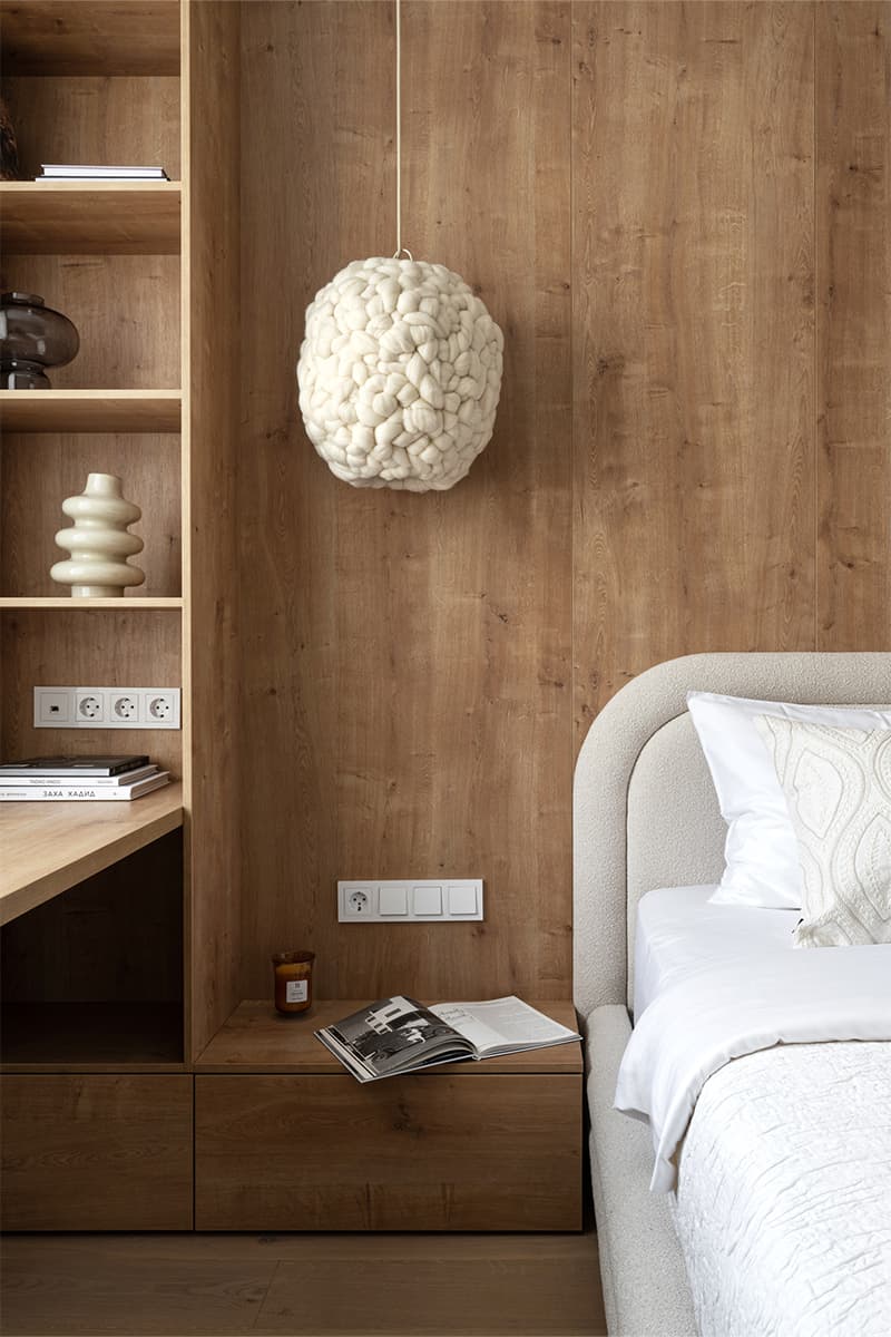 Рельефная стеклянная перегородка, деревянные элементы и светильник ручной работы в интерьере квартиры для брата и сестры — проект бюро BUREAU LOLO