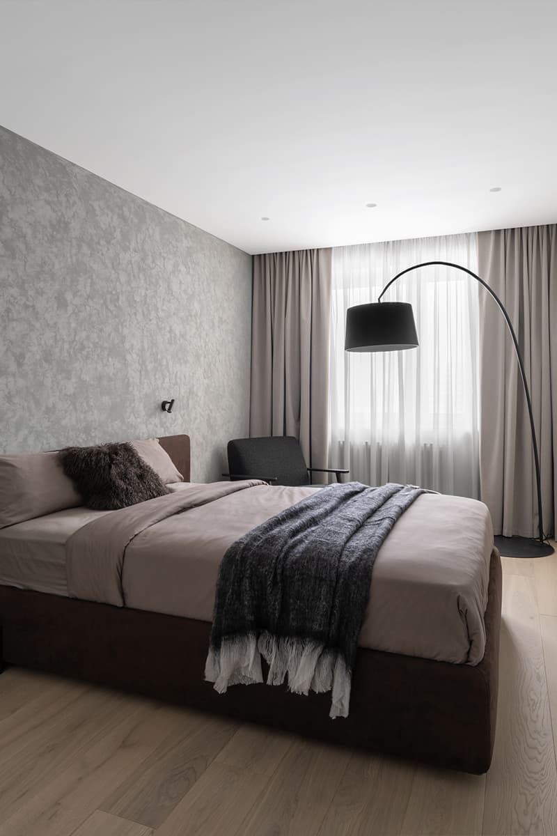 Рельефная стеклянная перегородка, деревянные элементы и светильник ручной работы в интерьере квартиры для брата и сестры — проект бюро BUREAU LOLO