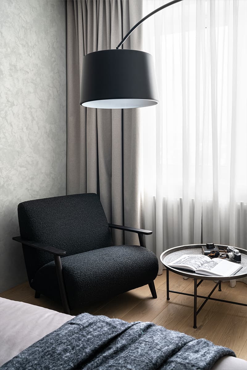 Рельефная стеклянная перегородка, деревянные элементы и светильник ручной работы в интерьере квартиры для брата и сестры — проект бюро BUREAU LOLO