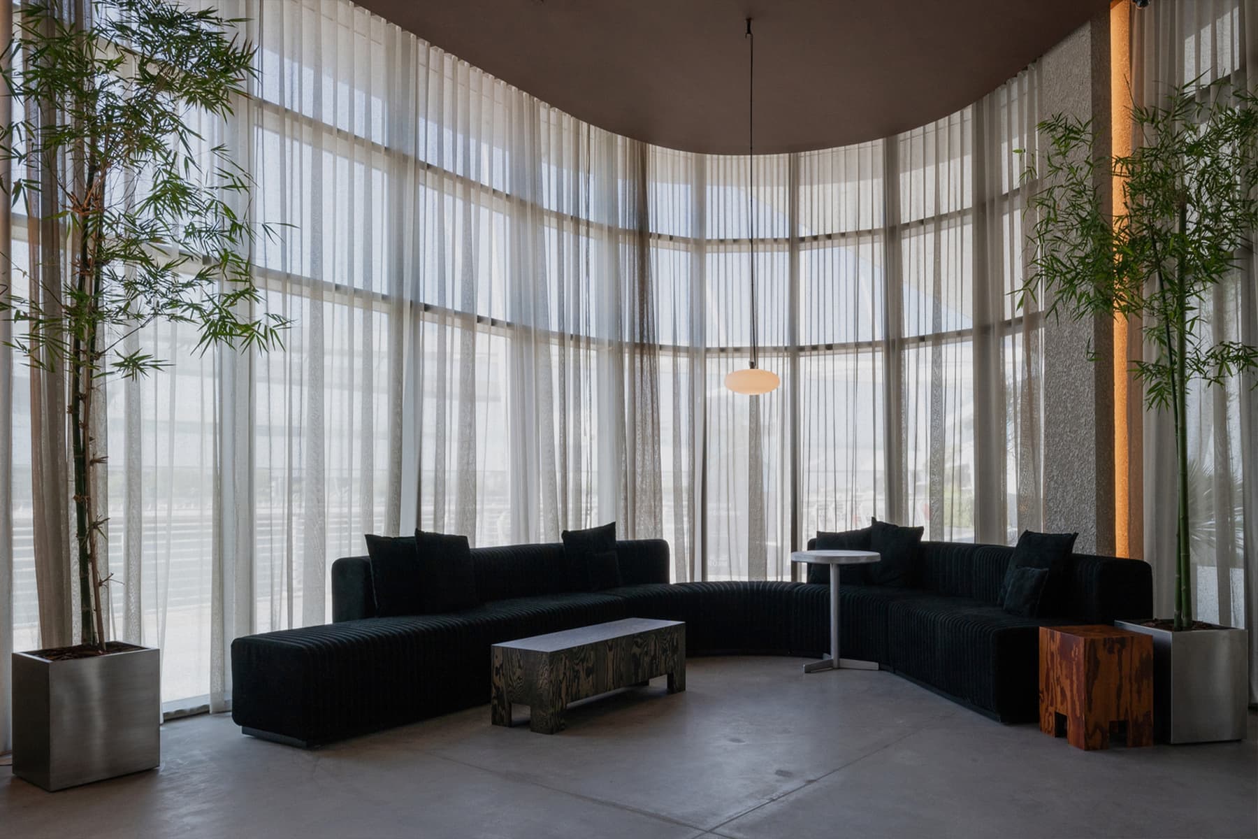 Брутализм и принципы ваби-саби в интерьере кафе на набережной Абу-Даби — проект shell+core