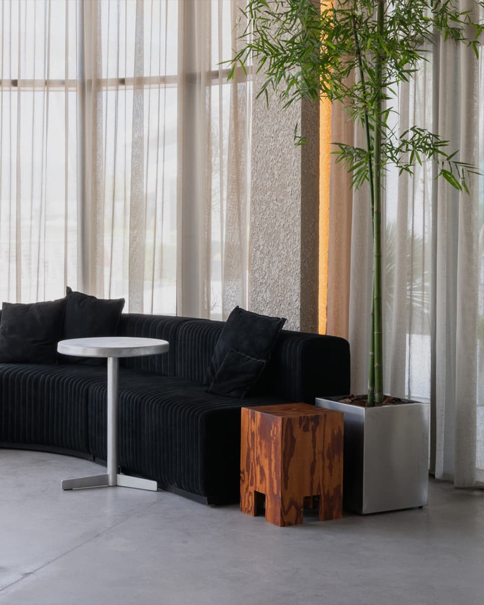 Брутализм и принципы ваби-саби в интерьере кафе на набережной Абу-Даби — проект shell+core